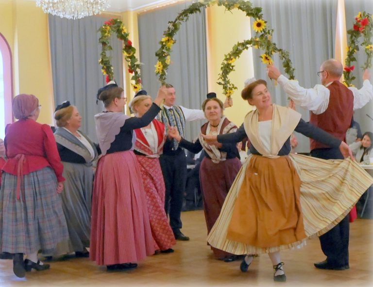 Les Farandoleurs ont participé au 80ème anniversaire du groupe de la Mentonnaise